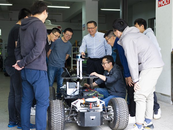 【寻访身边的榜样】他把“小”车开上“大”舞台———访东南大学首席教授殷国栋