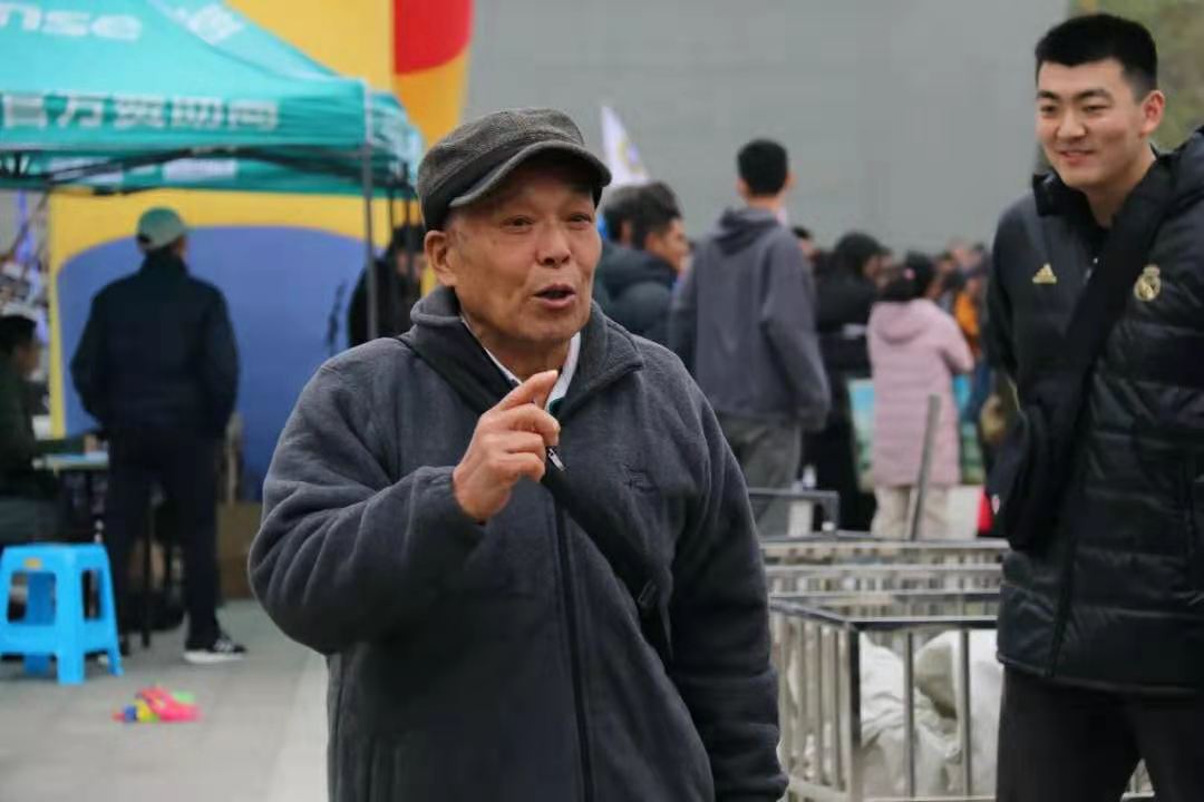 【寻访身边的榜样】鹤发银丝映日月 丹心热血沃新花——记交通学院班主任老师许映泉